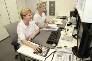 Katja Heinze (Medizinisch-technische Radiologieassistenz) und Kirsten Peters (Medizinisch-technische Radiologieassistenz) im Kontrollraum